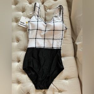 NWT one piece swimsuit size Small (US 4-6)